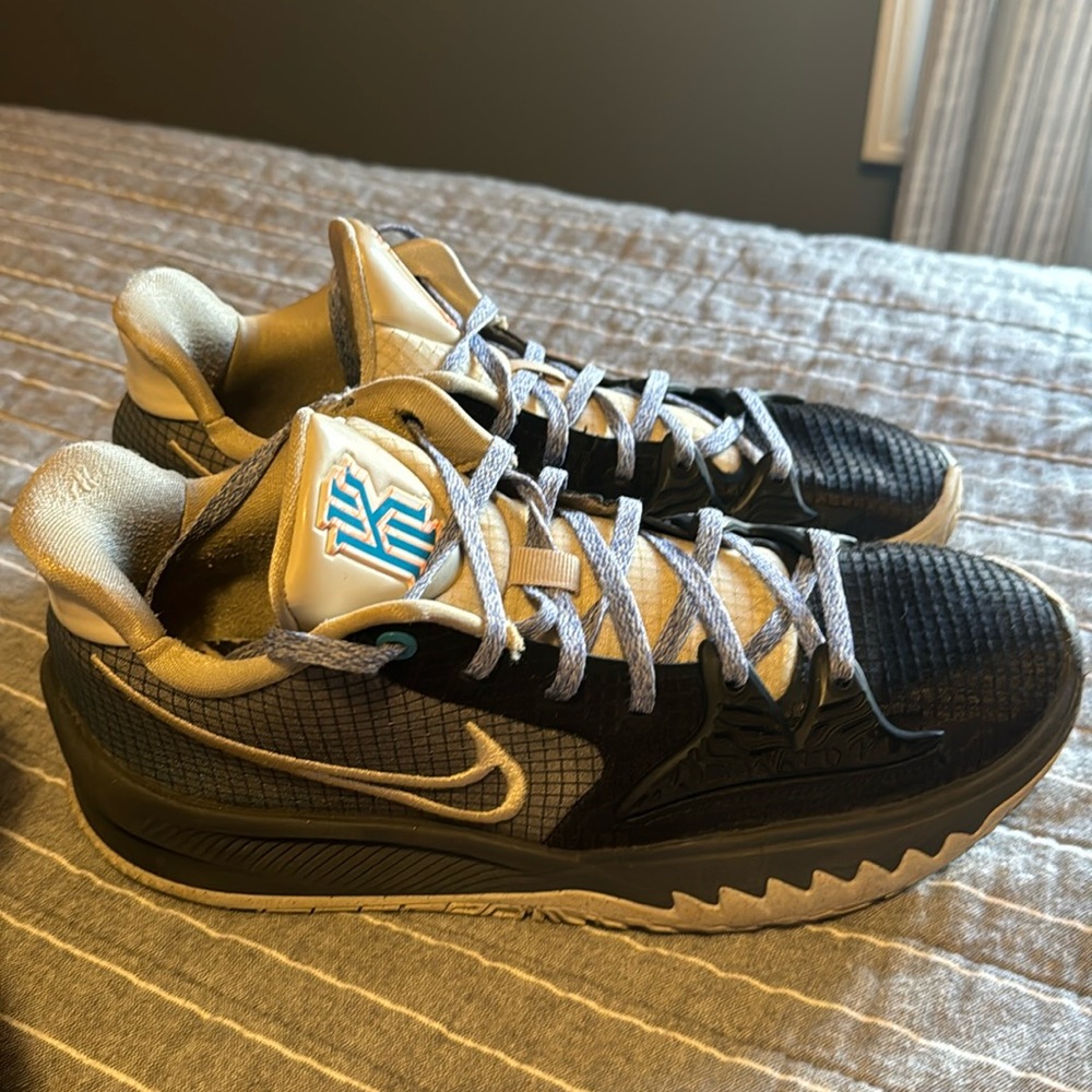 Nike Kyrie 2021 basketball shoes men’s size 9